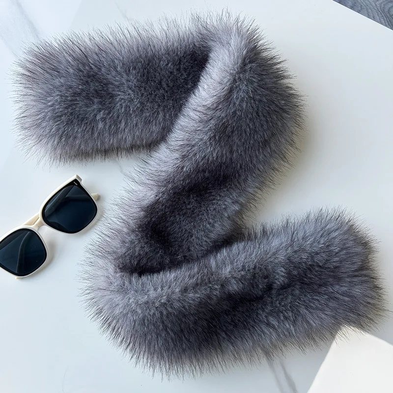 Double-sided plush cross-hole design scarf, simple and fashionable style, suitable for daily commuting and snowy outings.