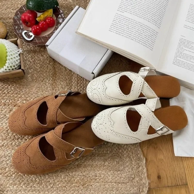 

Новые летние ретро резные полые тапочки Baotou, женские нескользящие полутапочки на плоской подошве с круглым носком и перекрестной подошвой