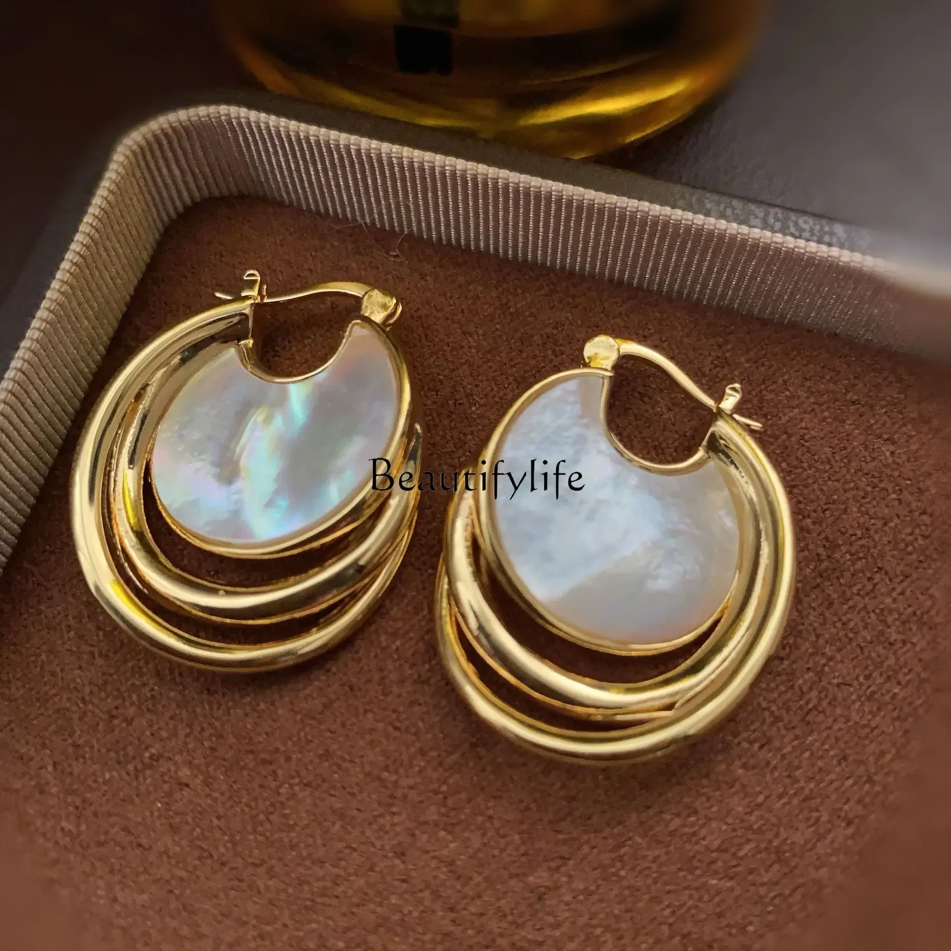 

Retro metal shell ear buckle earrings women's light luxury personality advanced sense