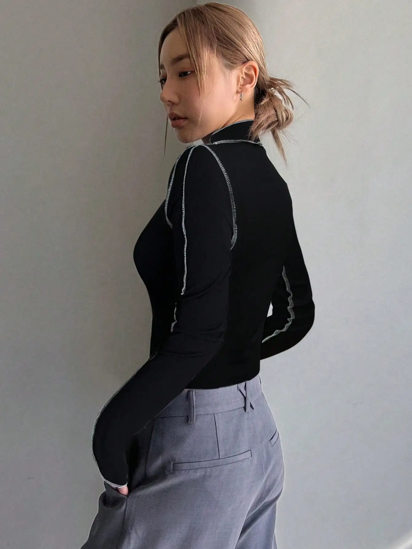 Women's Long Sleeve Turtleneck Top Ribbed Knit Slim Fit Cropped T-Shirt with Contrast Stitch Trim High Stretch Casual Basic