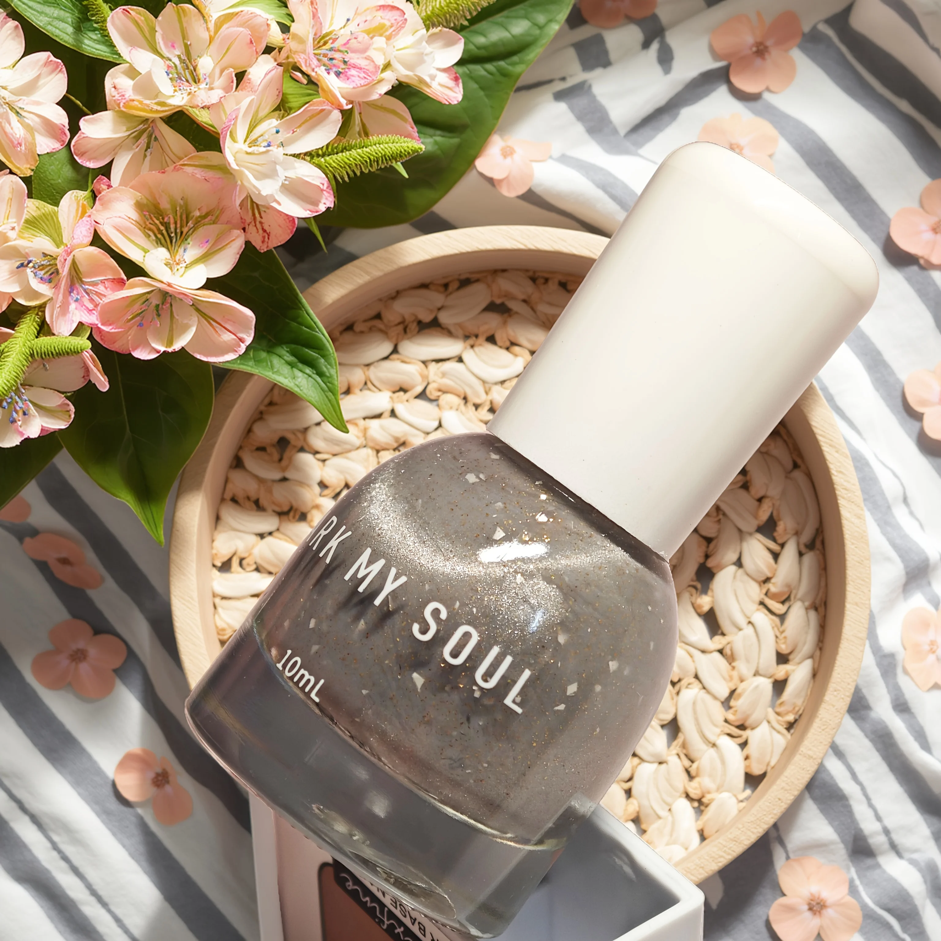 S109 Silver Snow 10ml No-Bake Cat Eye Nail Polish. Crystal Berry Color Series Base with Berry Red Fragments. Quick-Drying