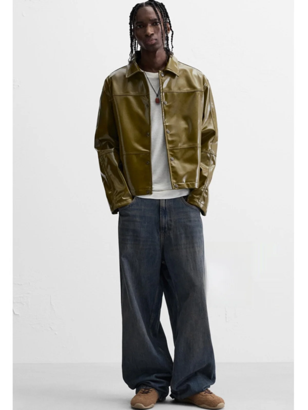 

Новая осенняя мужская короткая куртка из искусственной кожи с декоративными пластиковыми вставками, ветрозащитная, с длинными рукавами и отложным воротником