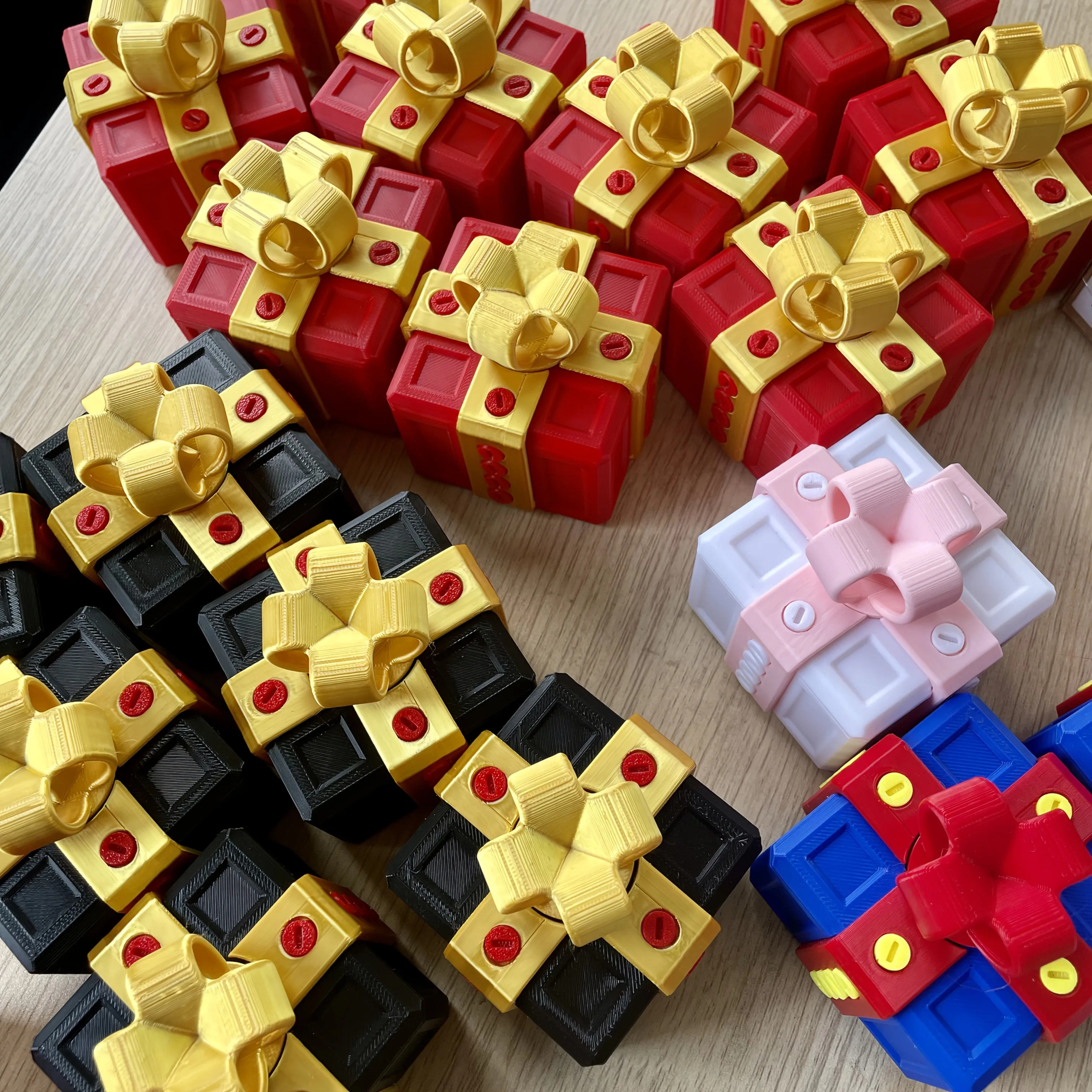 플라스틱 나사와 기하학 퍼즐이 포함된 3D 재미있는 선물 상자, 크리스마스와 할로윈 휴일 장식 선물 상자에 적합