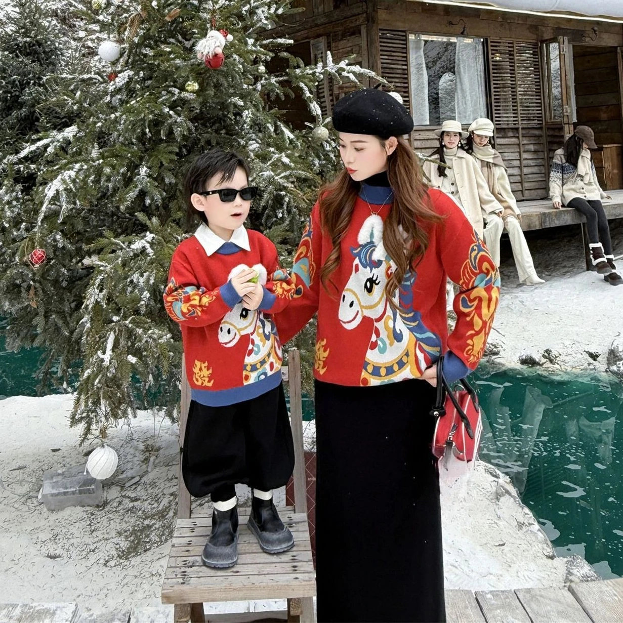 ‌ 2026 السنة الجديدة الأسرة مطابقة الملابس الأحمر متماسكة سترة الآباء الاطفال الشتاء للجنسين الصينية عطلة القمم الوليد رومبير للرضيع