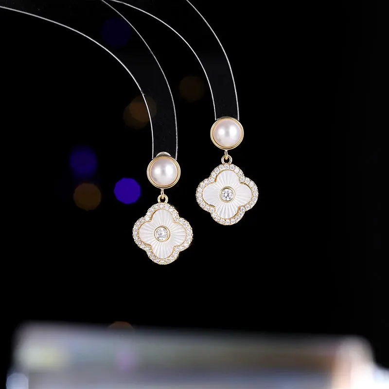 

Серебряные ниши и элегантные серьги s925 пробы, простые и универсальные, маленькие и изысканные, милые и девичьи серьги в виде клевера.