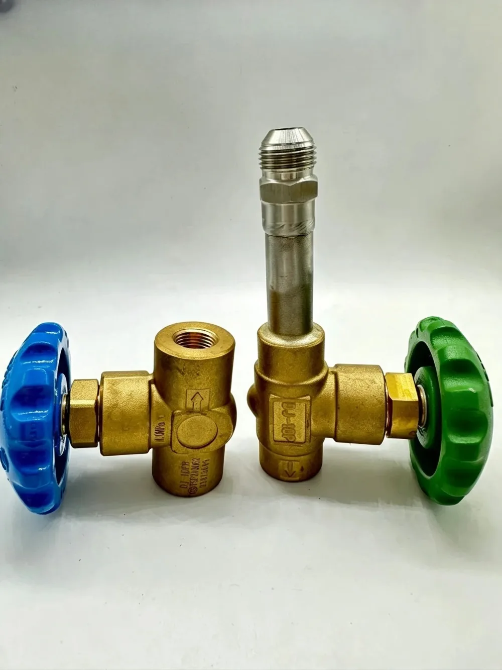 Cryogenic shut-off valve fitting pipe switch