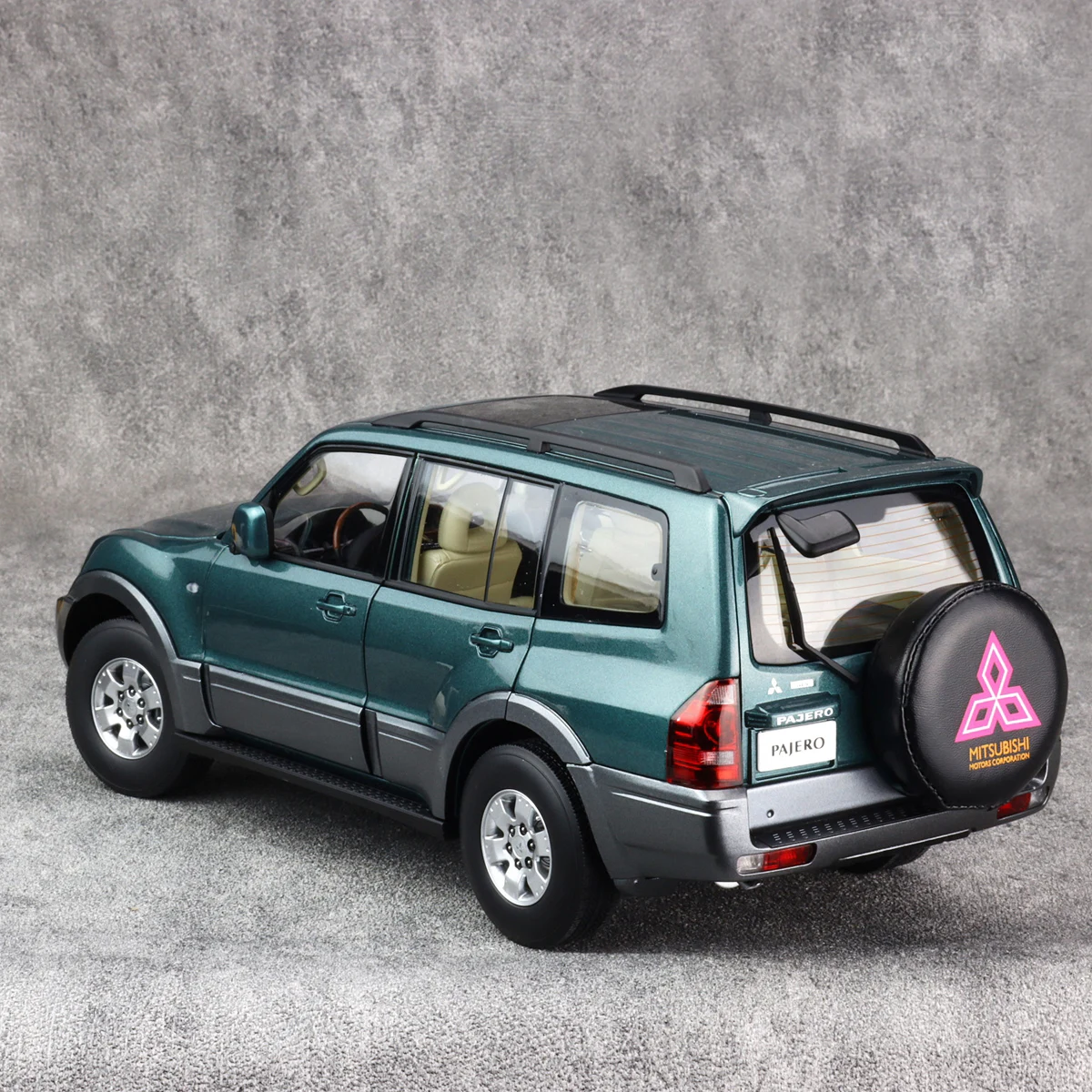 YC Model SunStar(OEM) 1:18 Mitsubishi Pajero V73 Car model Three colors Optional SUV Metal Holiday gift collection