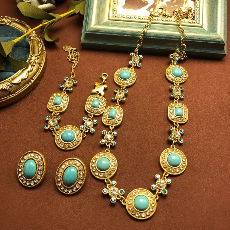 

Комплект украшений с бирюзовыми драгоценными камнями, бусинами, ожерельем, браслетом и серьгами, винтажные роскошные хрустальные акценты, элегантные аксессуары