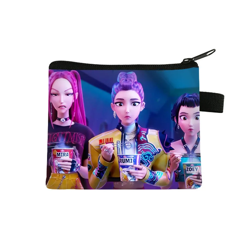 محفظة صغيرة جديدة من البوليستر بتصميم بسيط وطباعة الرسوم المتحركة. مشبك نقود مجموعة الساحرات K-pop لتخزين التغيير الفضفاض.