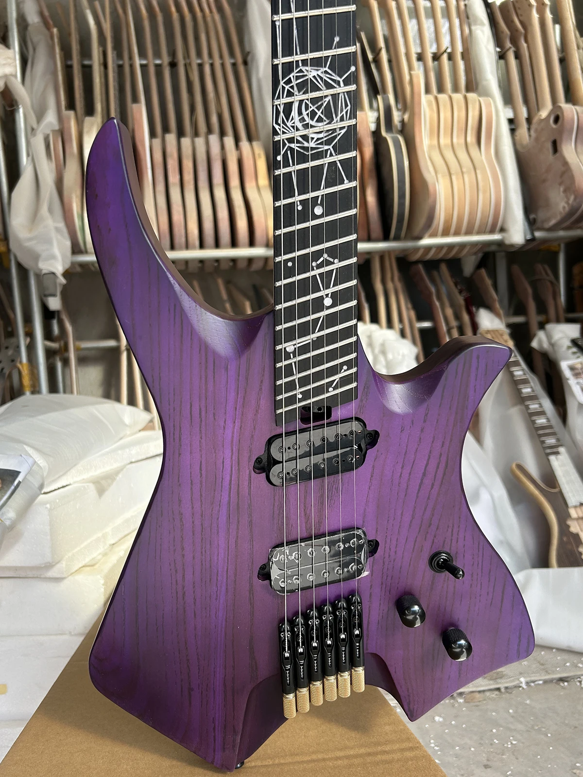 Trastes de abanico sin cabeza morados de fábrica, guitarra eléctrica de 6 cuerdas, cuerpo de fresno, mástil de arce, diapasón de ébano, se puede personalizar