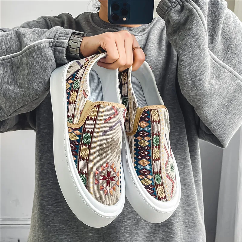 Men\'s Canvas shoes Summer Breathable Embroidered Cloth shoes Slip-on Trend Bohemian Board shoes Casual Men Walking Shoes