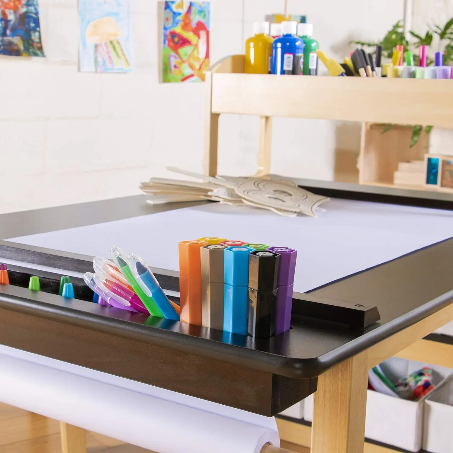 Centre d'art: ensemble de table et de chaises pour enfants avec étagères de rangement, bacs, rouleau de papier pour dessin et P