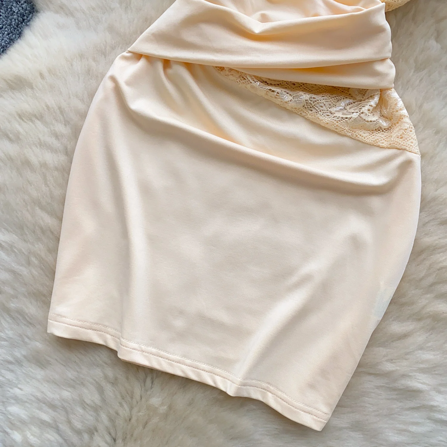 Foamlina รอบคอ SLIM FIT Bodycon มินิเดรสยุโรปสาวร้อนเอวลูกไม้ Patchwork Cinched เอวชุดสั้น