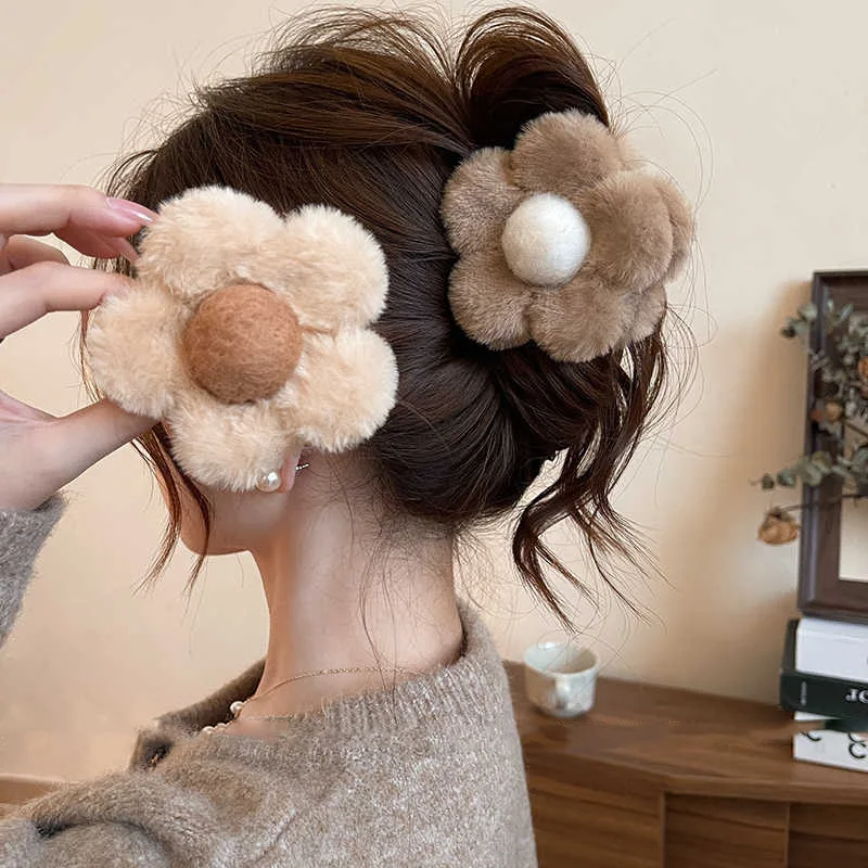 

Autumn and winter double-sided plush flower hair clip, shark clip at the back of the head, French sweet hair accessory for women
