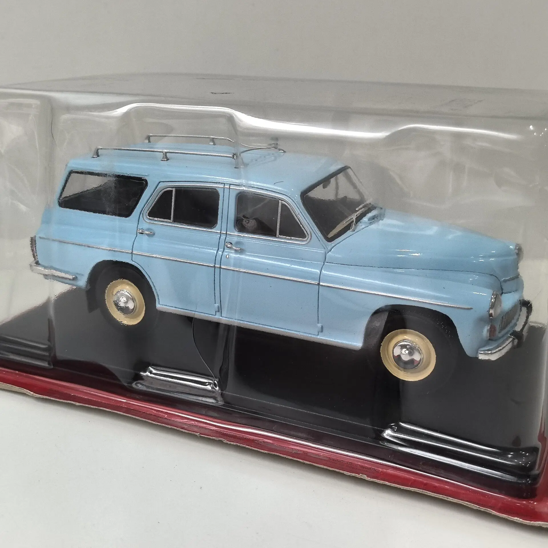 There Is Small Dust on The Car Body Diecast IXO 1/24 Scale FSO WARSZAWA 223 KOMBI 1965 Alloy Car Model view 4
