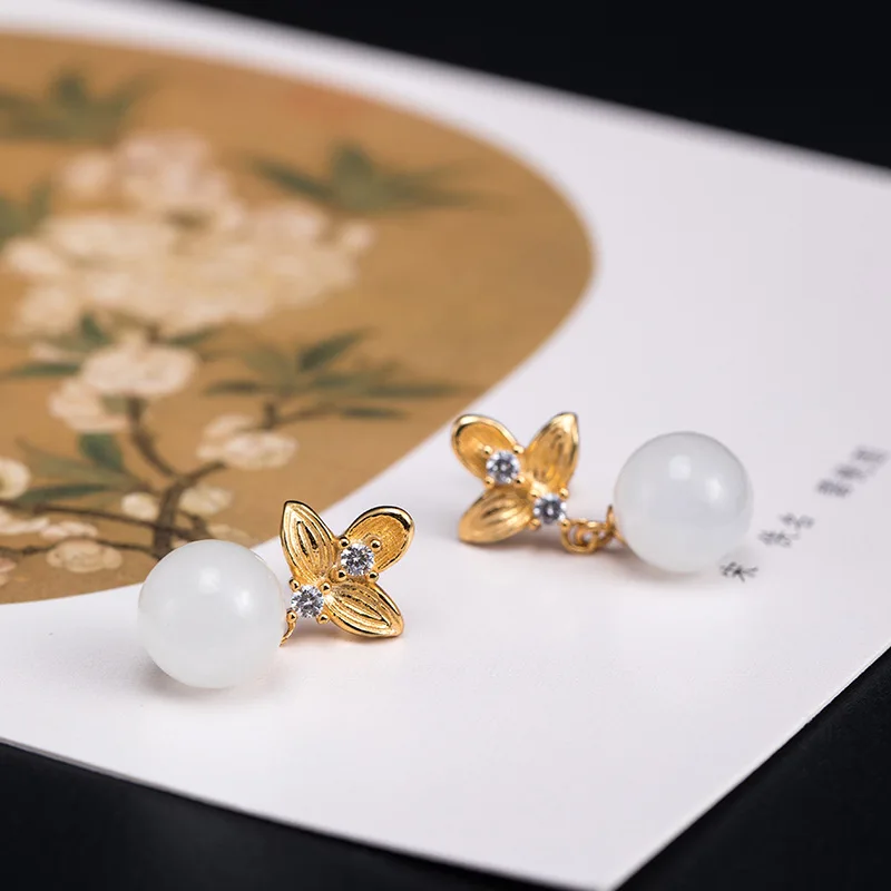 

Модные минималистичные серьги из белого нефрита Хэтянь. Золотые серебряные серьги-гвоздики с тремя лепестками цветов в стиле ретро. Ювелирные изделия из серебра S925