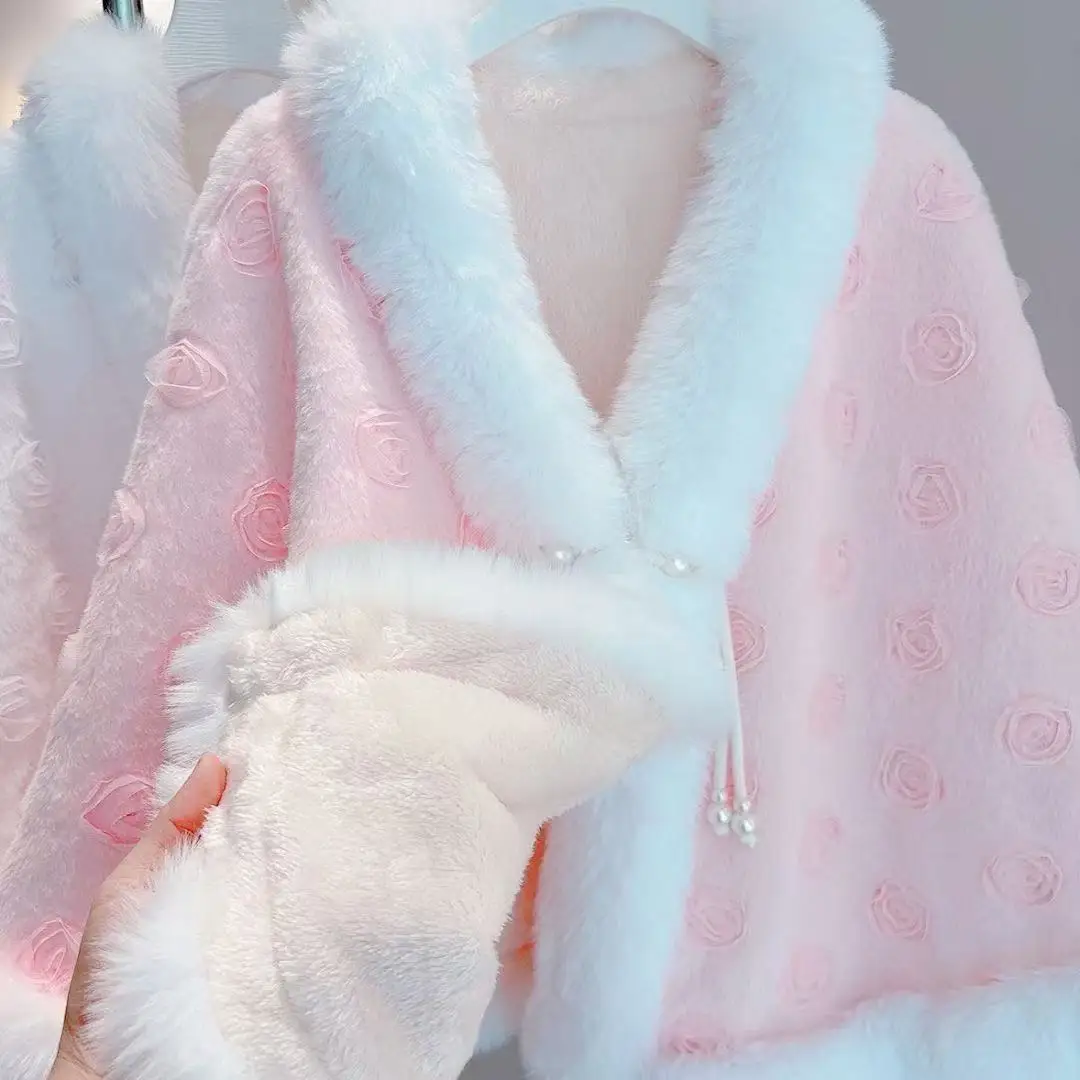 เสื้อคลุมสไตล์จีนลายดอกไม้สำหรับผู้หญิง ฤดูใบไม้ร่วง ฤดูหนาว ผ้าพลัฌหนานุ่ม ผ้าคลุมไหล่สไตล์วินเทจ ชุดกี่เพ้าระดับไฮเอนด์ เสื้อคลุมกันหนาวสำหรับผู้หญิง