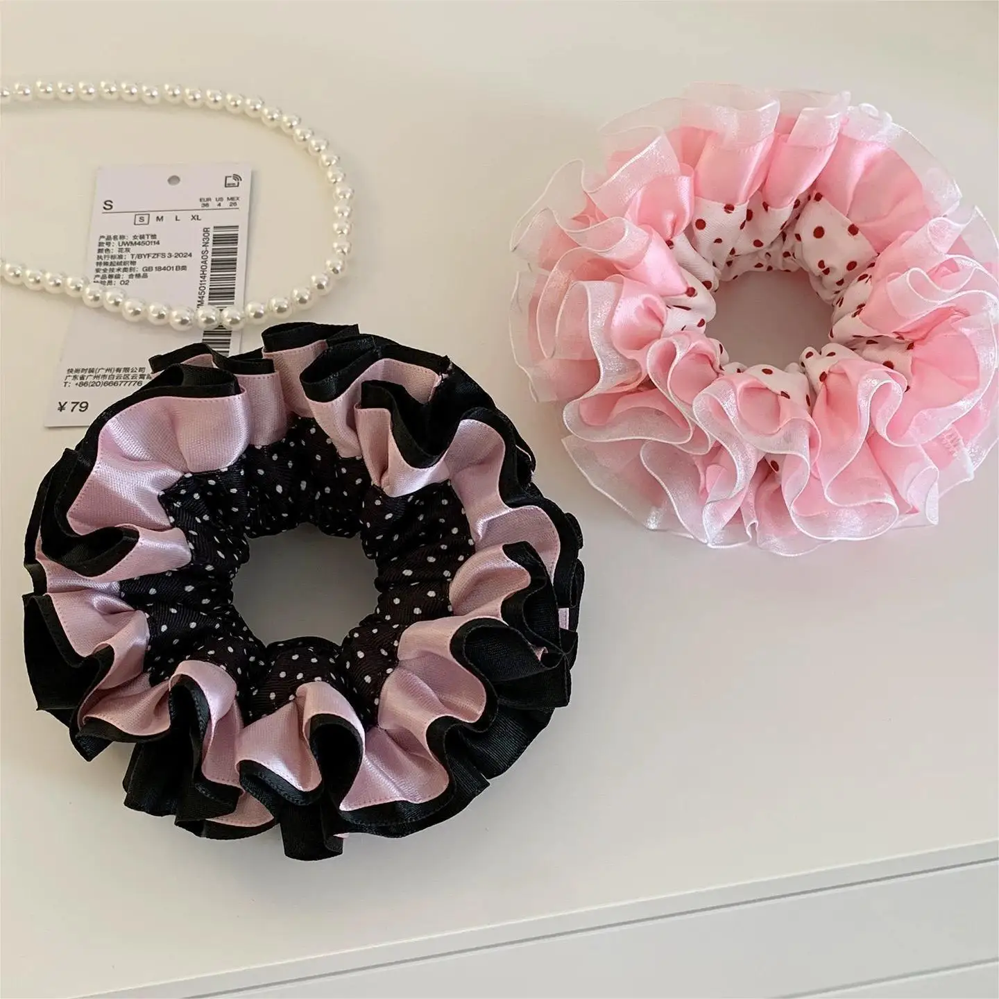 Rosa gepunktetes Haargummi – Ein elegantes Haaraccessoire im Ballett-Stil für elegante Duttfrisuren. – Detail 2