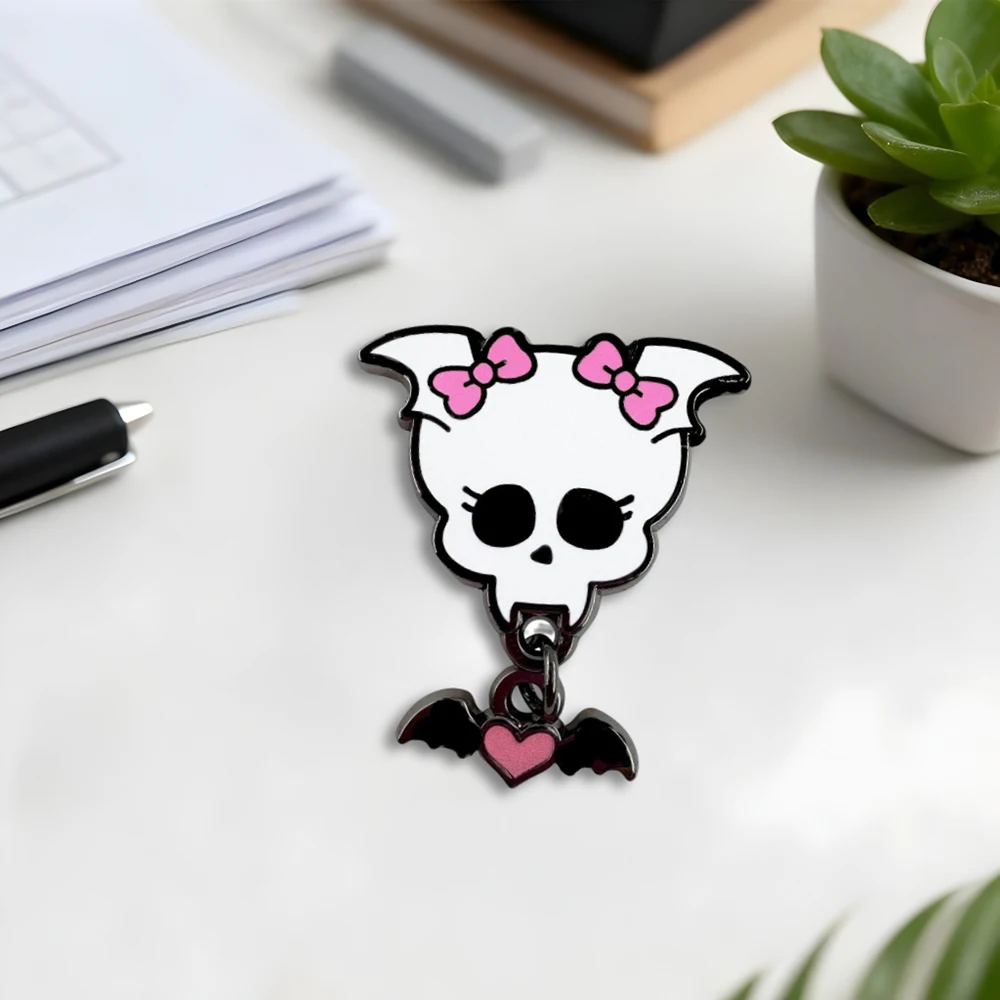 Monster-Animationsfilme Emaille-Pin Cartoon Schwarze Fledermaus Liebesschädel Rosa Schleife Broschen Vampir Reversnadel Anhänger Schmuck Geschenke – Detail 1