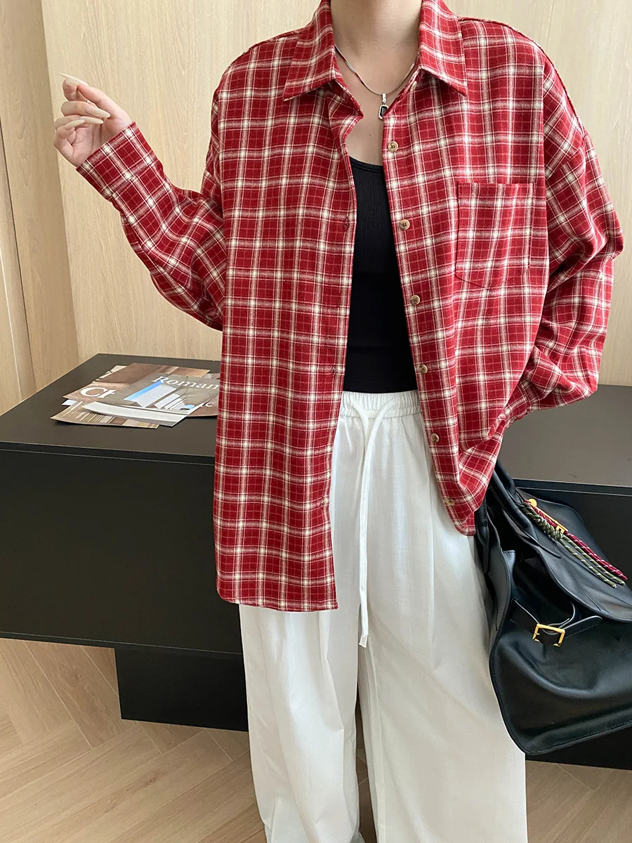 편안하고 여유로운 스트리트 스타일, 대비되는 색상의 격자무늬, 루즈하고 캐주얼한 레이어드 셔츠