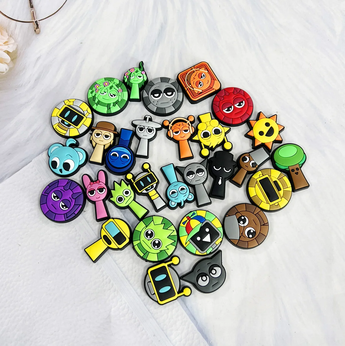30 Stück Sprunki Plüsch-Spiel-Schuh-Charms, Clog-Sandalen, Armband, Armbänder, Dekoration, Schuhe, Zubehör, Schnalle für Jungen und Mädchen – Detail 6
