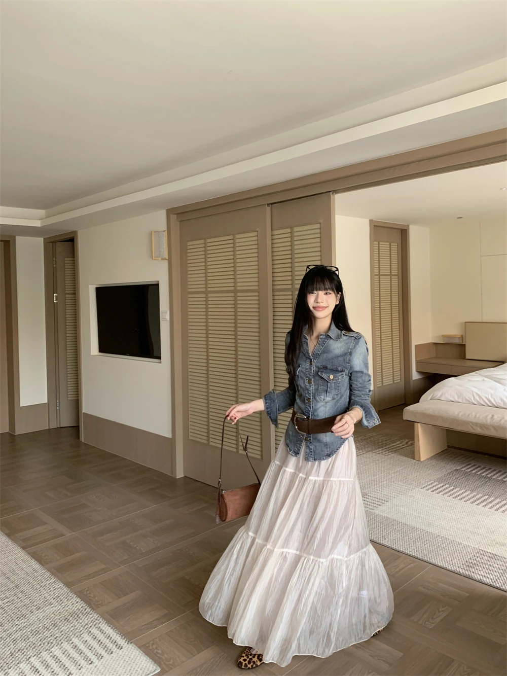 

Элегантный комплект из джинсовой куртки с длинными рукавами и юбки А-силуэта: женский весенний повседневный наряд, рубашка с высокой талией, однотонная.