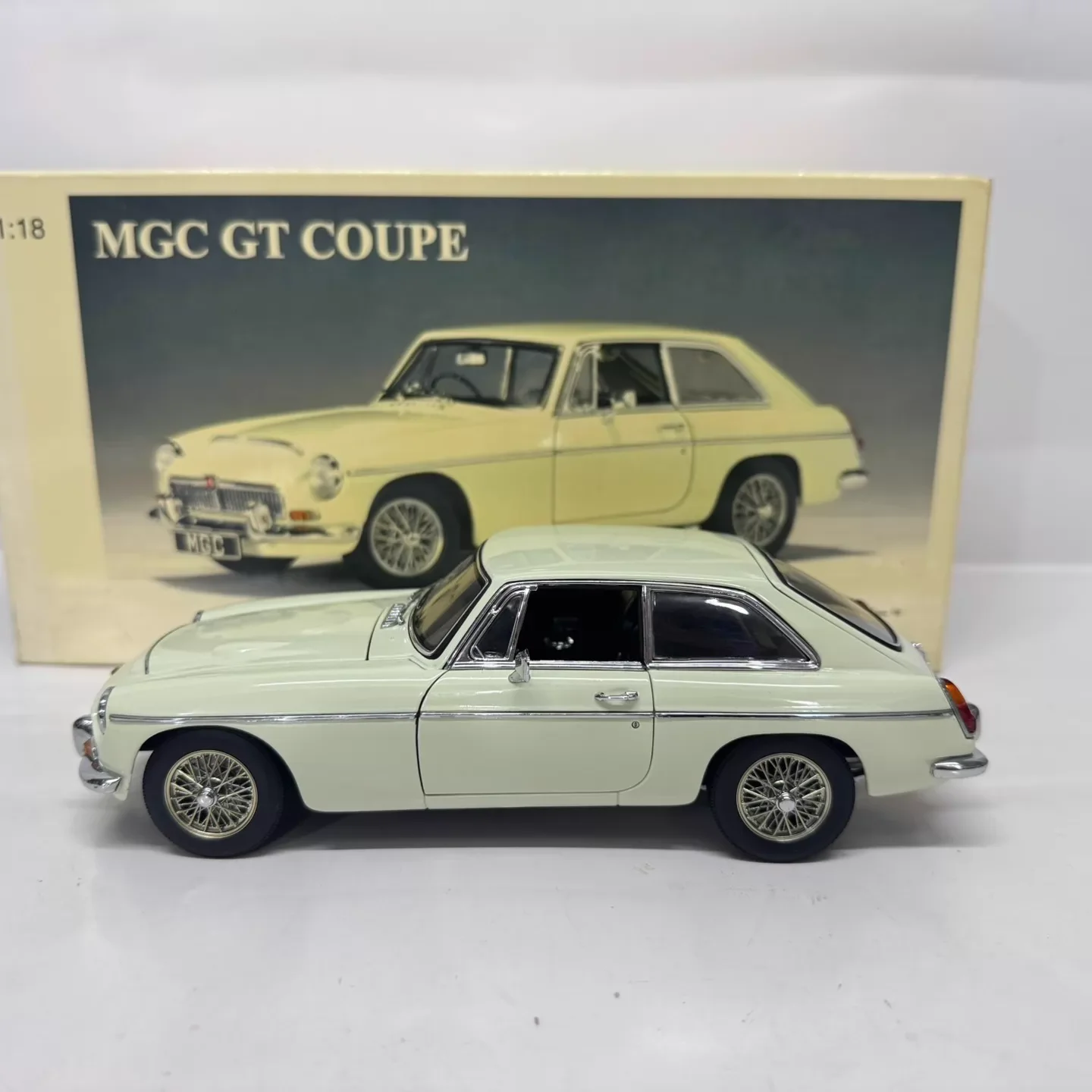 Die-cast 1:18 Scale MG MGC GT Coupe Simulated Alloy Static Car