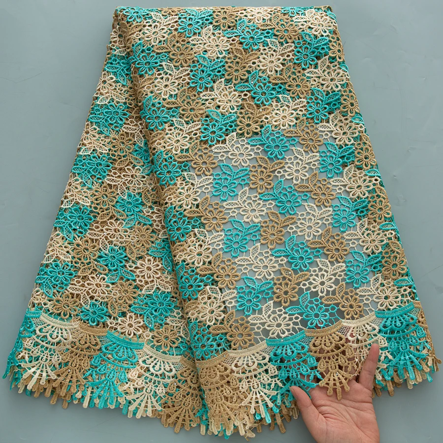 Premium-Guipure-Spitze mit blaugrüner Blumenapplikation in Beige, perfekt für hochwertige Brautkleider und Kleider für besondere Anlässe S4563