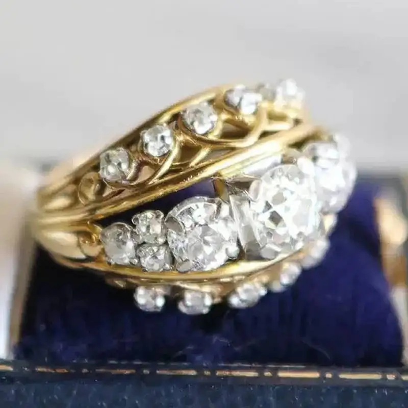 Huitan Wunderschöner goldfarbener Damenring mit eingelegtem, hellem Zirkonia, modisches Party-Accessoire, spezieller geometrischer Design-Schmuck