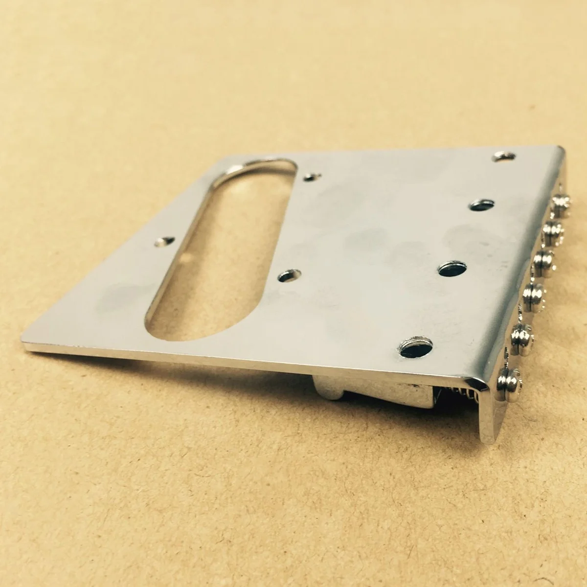 

эти электрогитара с направляющей пластиной, 6-струнная электрогитара с мостом Tl, нижняя часть Colt, 3-ярдовая прямая металлическая направляющая пластина