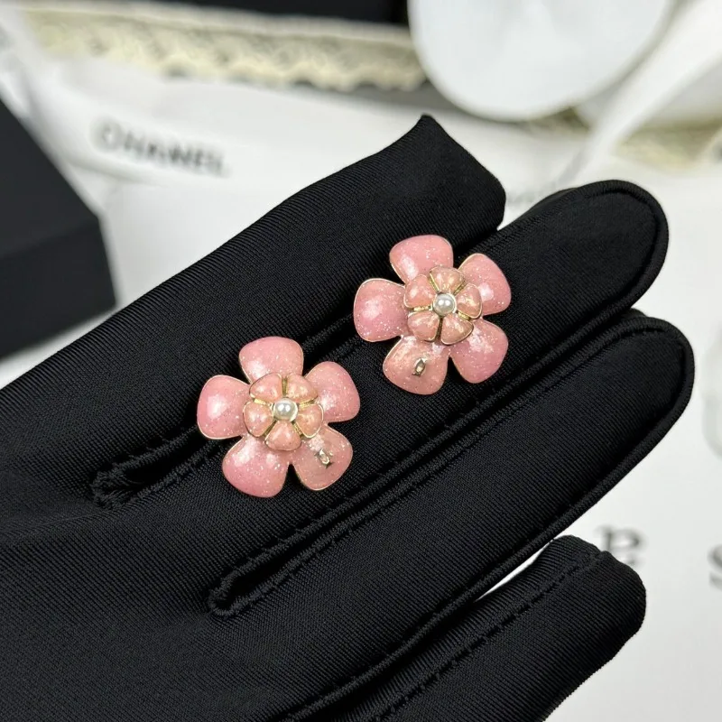 

Серьги-гвоздики Xiaoxiang Camellia, высококачественная версия 26, объемные, в виде цветка, с эффектом наложения, розовые, маленькие черные серьги-гвоздики