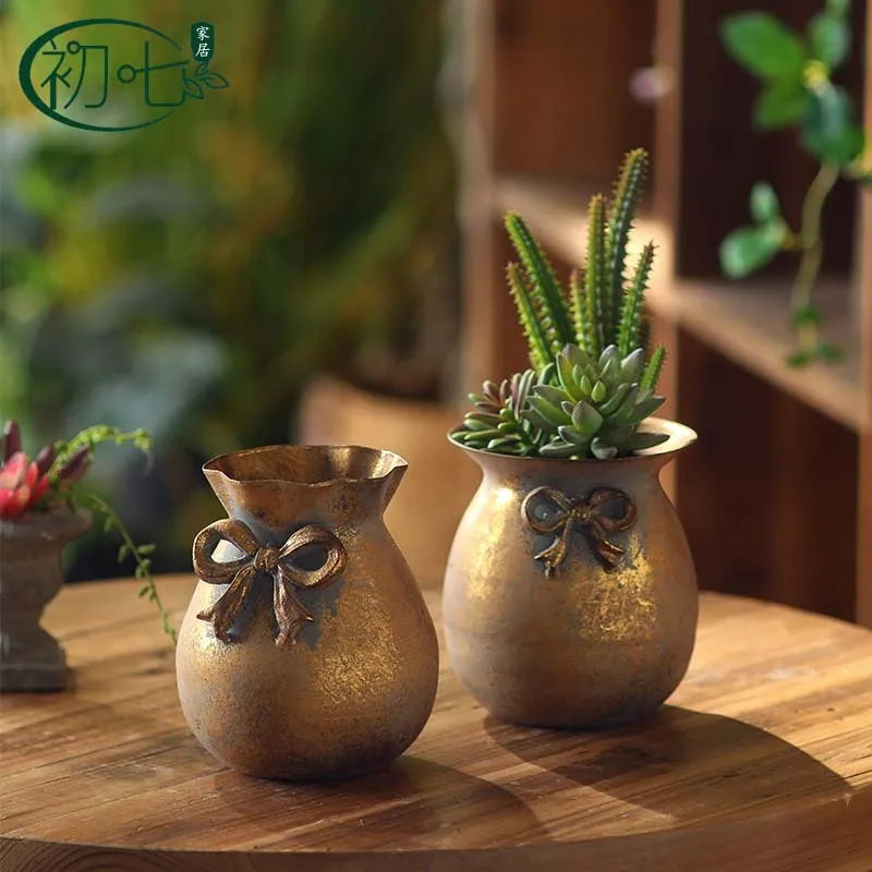 

Rustic Metal Mini Vase Desktop Ornament Old Style Coffeehouse Decor Small Entry Table Planter for Succulent Plants