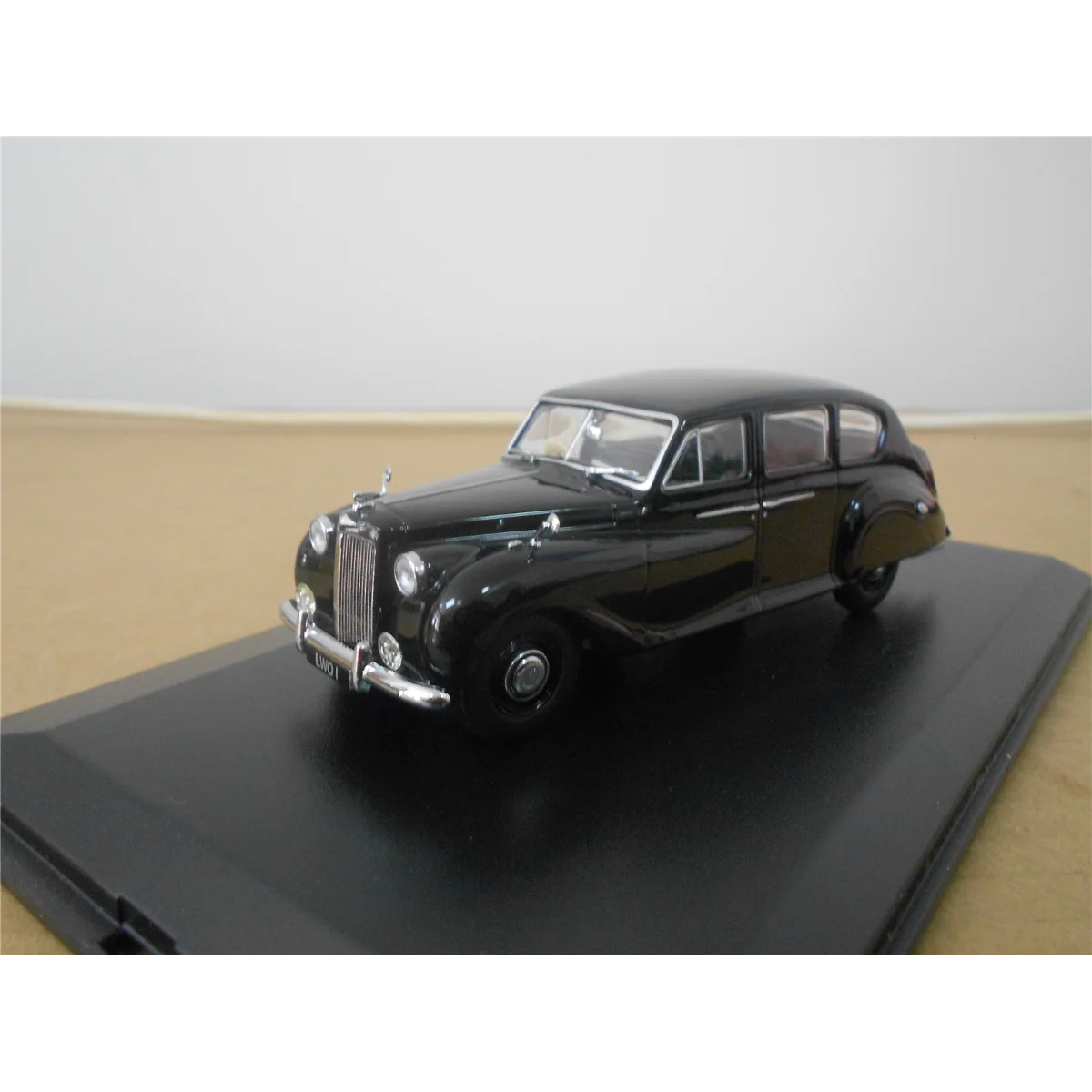 

Diecast 1:43 Scale Oxford Little Royal Car Model Collectible Toy Gift Souvenir Display Ornament