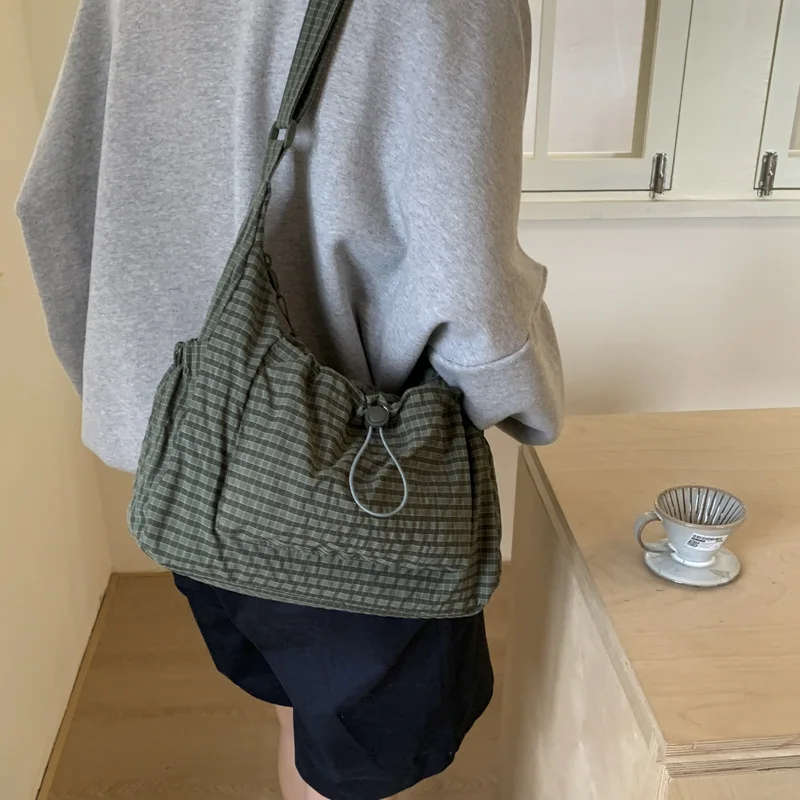 Koreanische Nylon Schulter Tasche Mode Einfache Plaid Zipper Tote Tasche Kordelzug Plissee Wolke Tasche Neue Pendler Umhängetasche Umhängetasche – Detail 9