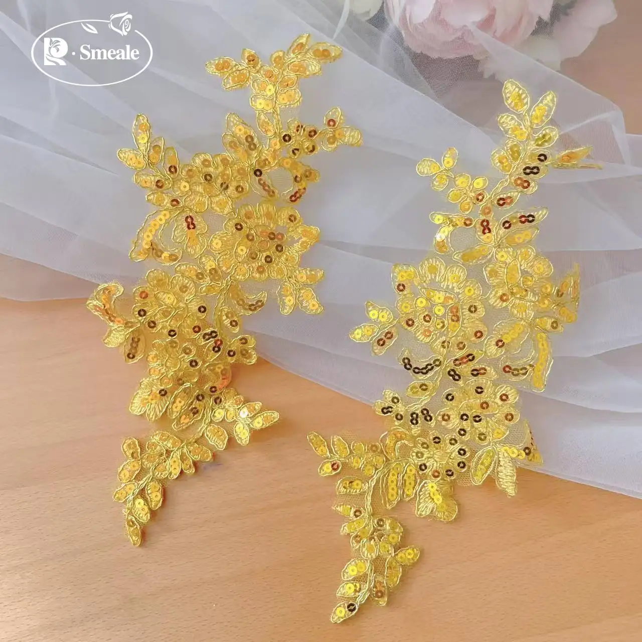 20 Stück und 10 Stück. Spitzenborte mit glänzenden Pailletten und verspiegelten Blumen. Hochzeitskleid, Hochzeitsschuhe, Kopfschmuck, DIY-Nähzubehör. – Detail 9