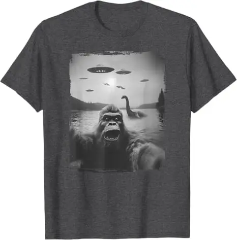 تي شيرت Nessie and UFO، Sasquatch Rare Selfie، The Loch Ness Bigfoot تي شيرت مضحك للتنزه والتخييم Y2k تصميم جرافيك تي شيرت رائع
