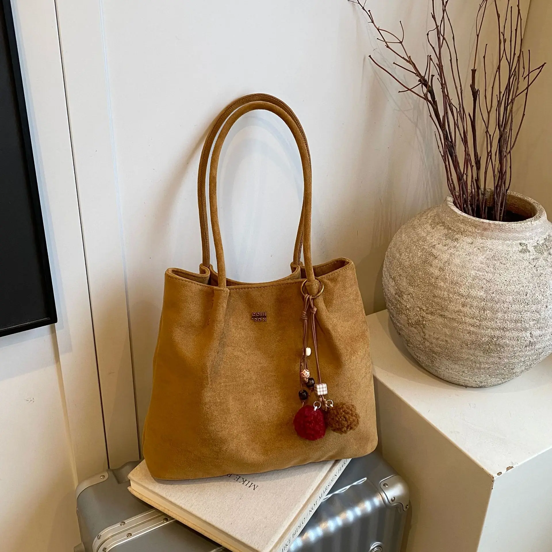 

Мягкая плюшевая сумка-тоут, новый дизайн 2025, большая вместимость, натуральная кожа, универсальная.