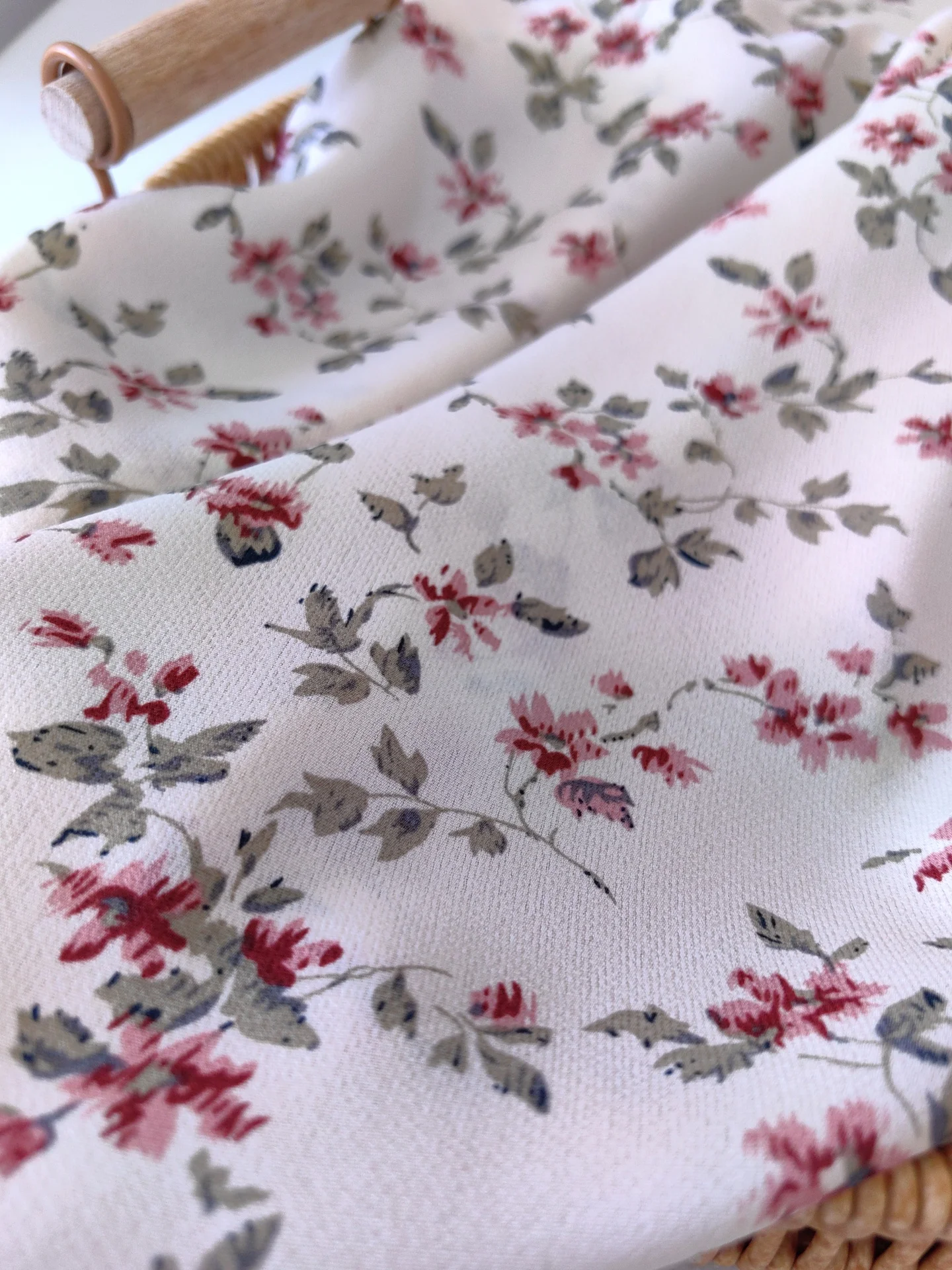 tecido-de-seda-floral-vermelho-retro-camada-Unica-leve-e-com-caimento-fluido-material-artesanal-diy-para-vestidos-e-roupas