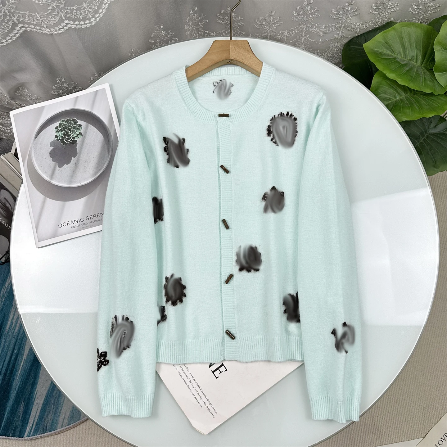 

Женский вязаный кардиган Healing Color Morning Fog Green с длинными рукавами и круглым вырезом, с вышивкой ручной работы, на флисовой подкладке