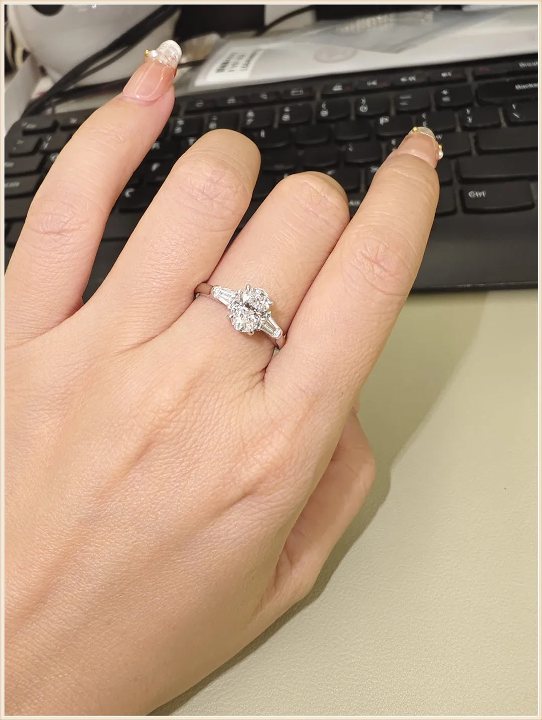 

10-каратное золото, выращенный в лаборатории бриллиант, 2 карата, овальное трехкаменное квадратное обручальное кольцо, усовершенствованные ювелирные изделия, платиновая оптовая продажа на заказ