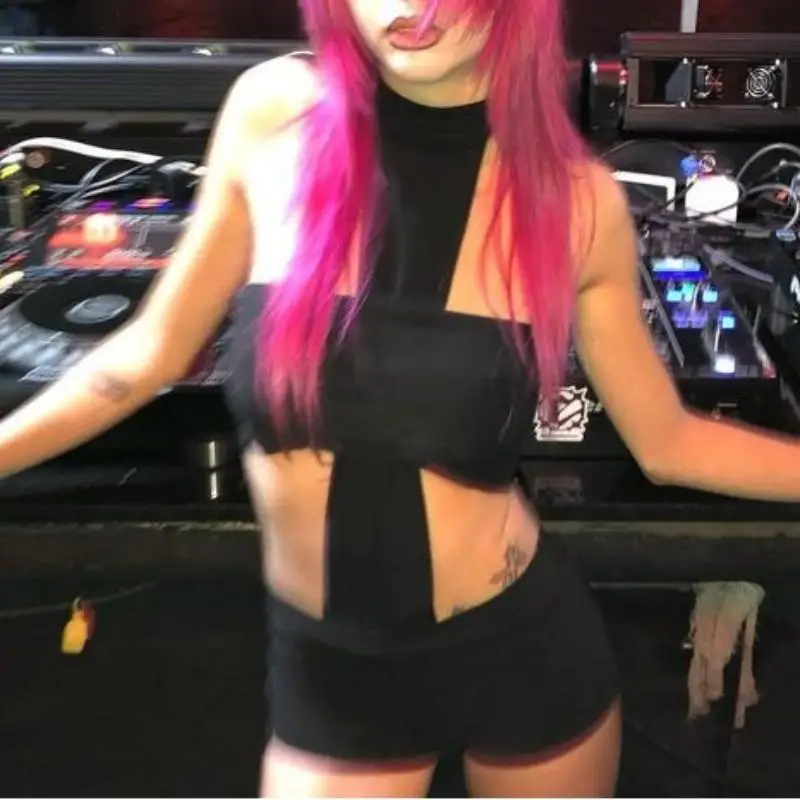 شورت بذلة قصيرة أنيقة على الطراز القوطي العصري لعام 2025 برقبة متقاطعة معلقة، بدون حمالات، مقاس نحيف