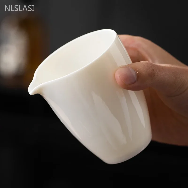 

Exquisite White Porcelain Fair Cup Exquisite Ceramic Tea Divider Custom Home Beauty Tea Cup Zen Chinese Tea Accessories