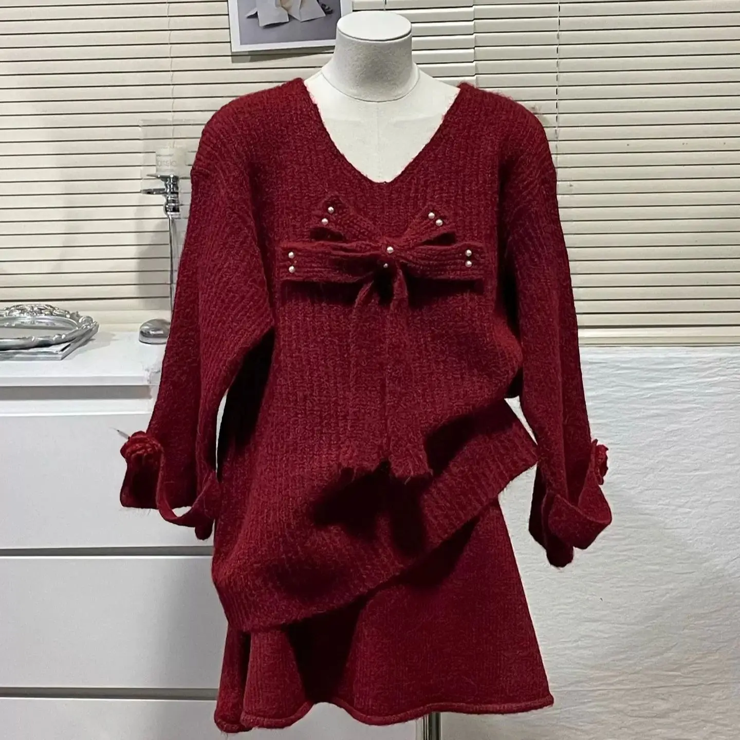 

Осень/зима, комплект из 2 предметов, винтажный свитер из жареного теста с круглым вырезом и длинными рукавами, теплый шарф, шорты, повседневный комплект из трех предметов