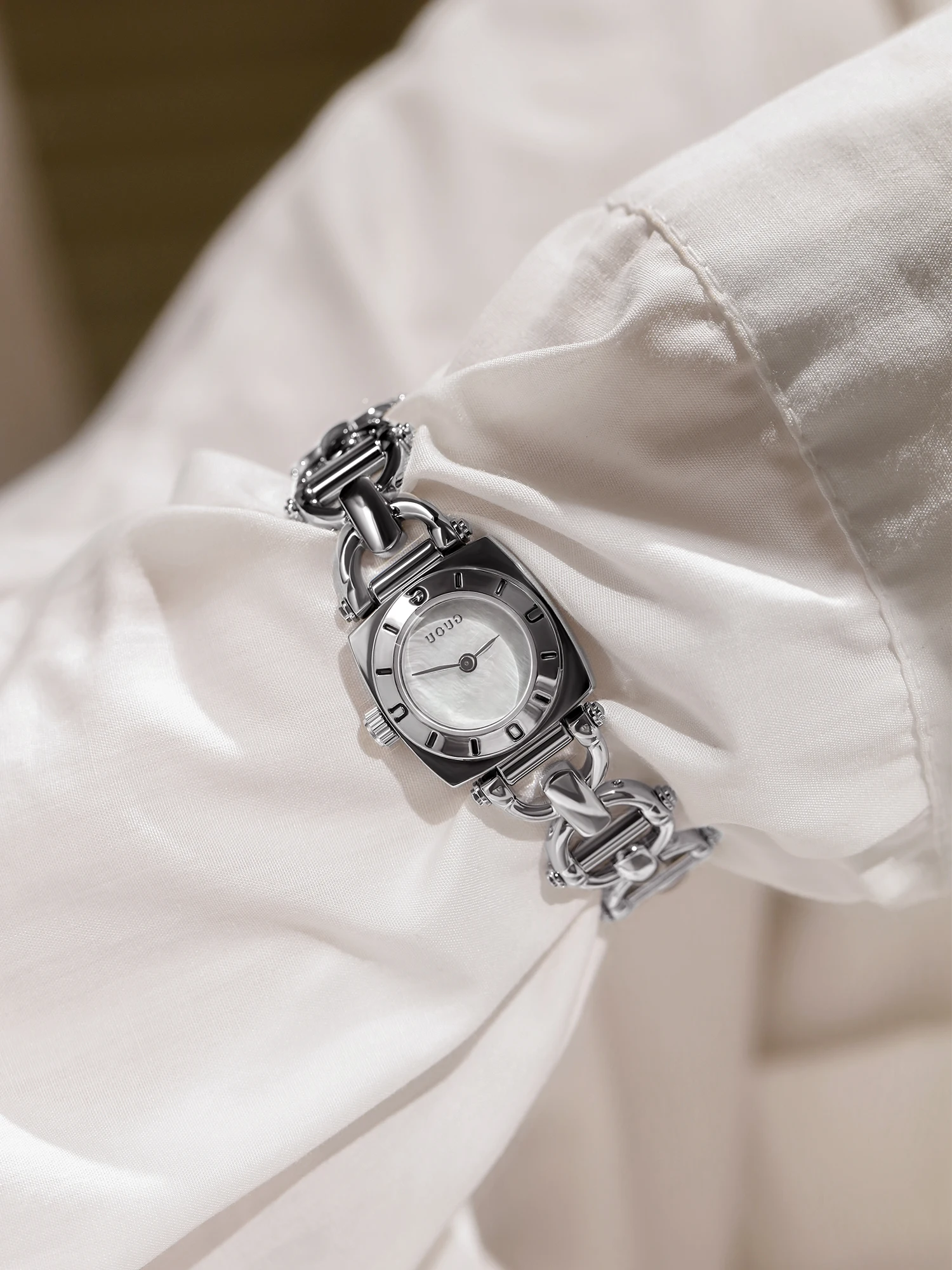 ساعة نسائية خفيفة فاخرة بمزاج راقي بسيط مربع صغير بسوار ساعة هدية أصلية ساعة فاخرة عالية الجودة