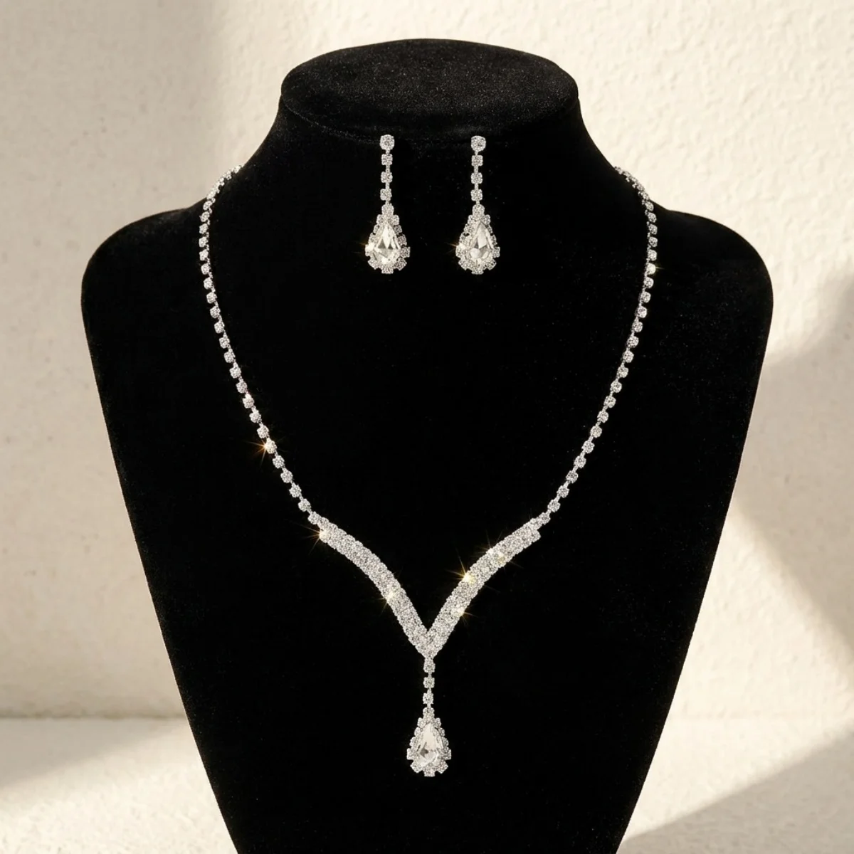 

Minimalist Full Rhinestone V-Shaped Waterdrop Pendant Necklace Earrings Set For Women Men Teardrop Tassel Y2K Party Jewelry Set