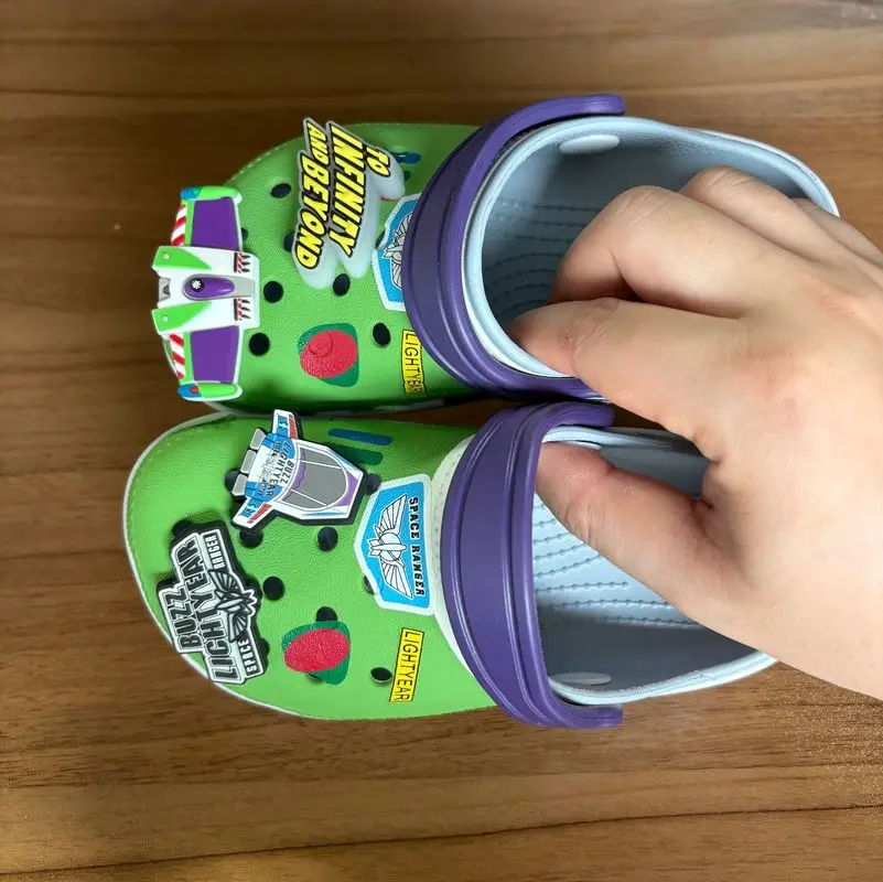 Gran oferta de Disney, sandalias con agujeros para niños, zapatillas Buzz Lightyear, bonitas sandalias de Eva Anime para el hogar, zapatos transpirables tobilleros para playa, regalo