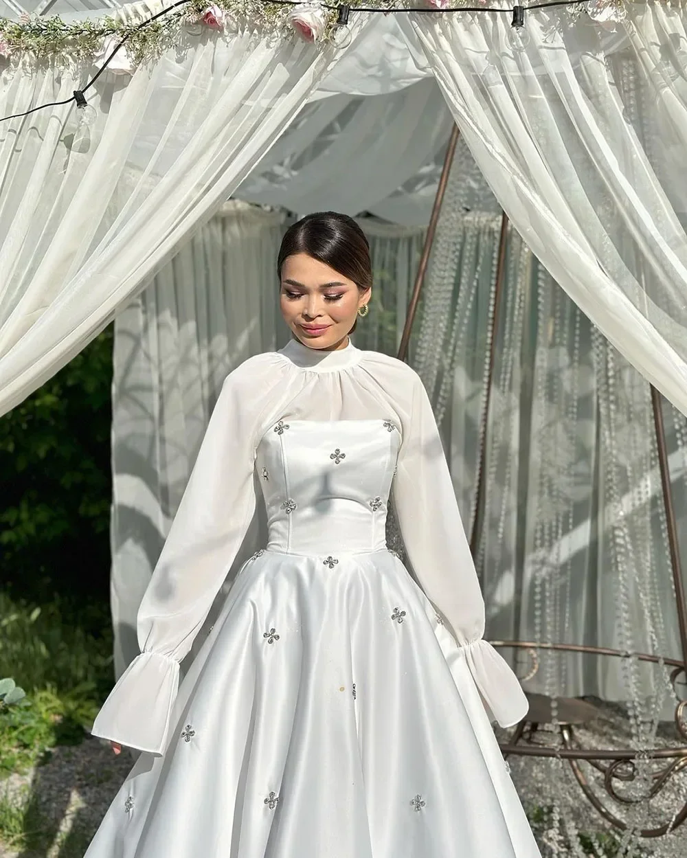 Dostosowane eleganckie muzułmańskie suknie ślubne w stylu vintage Suknie ślubne z wysokim dekoltem i długimi, rozkloszowanymi rękawami Kryształowa suknia dla panny młodej Brides Pa