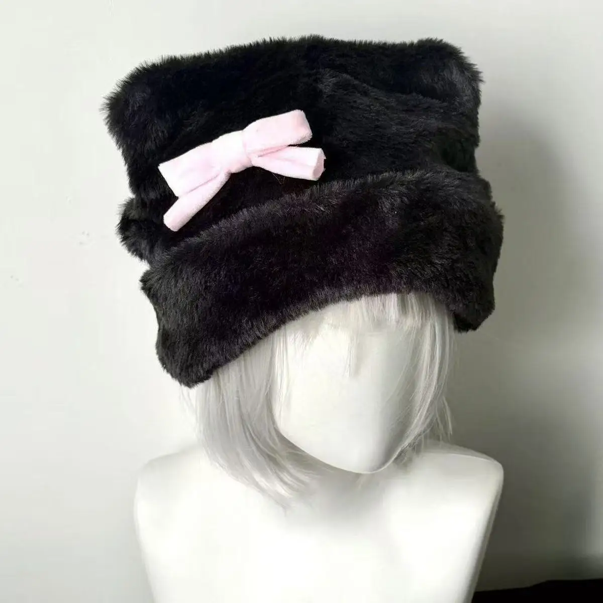 หมวกไหมพรมน่ารักสไตล์เกาหลีสำหรับฤดูใบไม้ร่วงและฤดูหนาว ประดับโบว์ขนปุย แฟชั่นสำหรับสาวๆ ให้ความอบอุ่น ป้องกันความหนาวเย็น ปิดหู เหมาะสำหรับกิจกรรมกลางแจ้ง ของขวัญสำหรับผู้หญิง