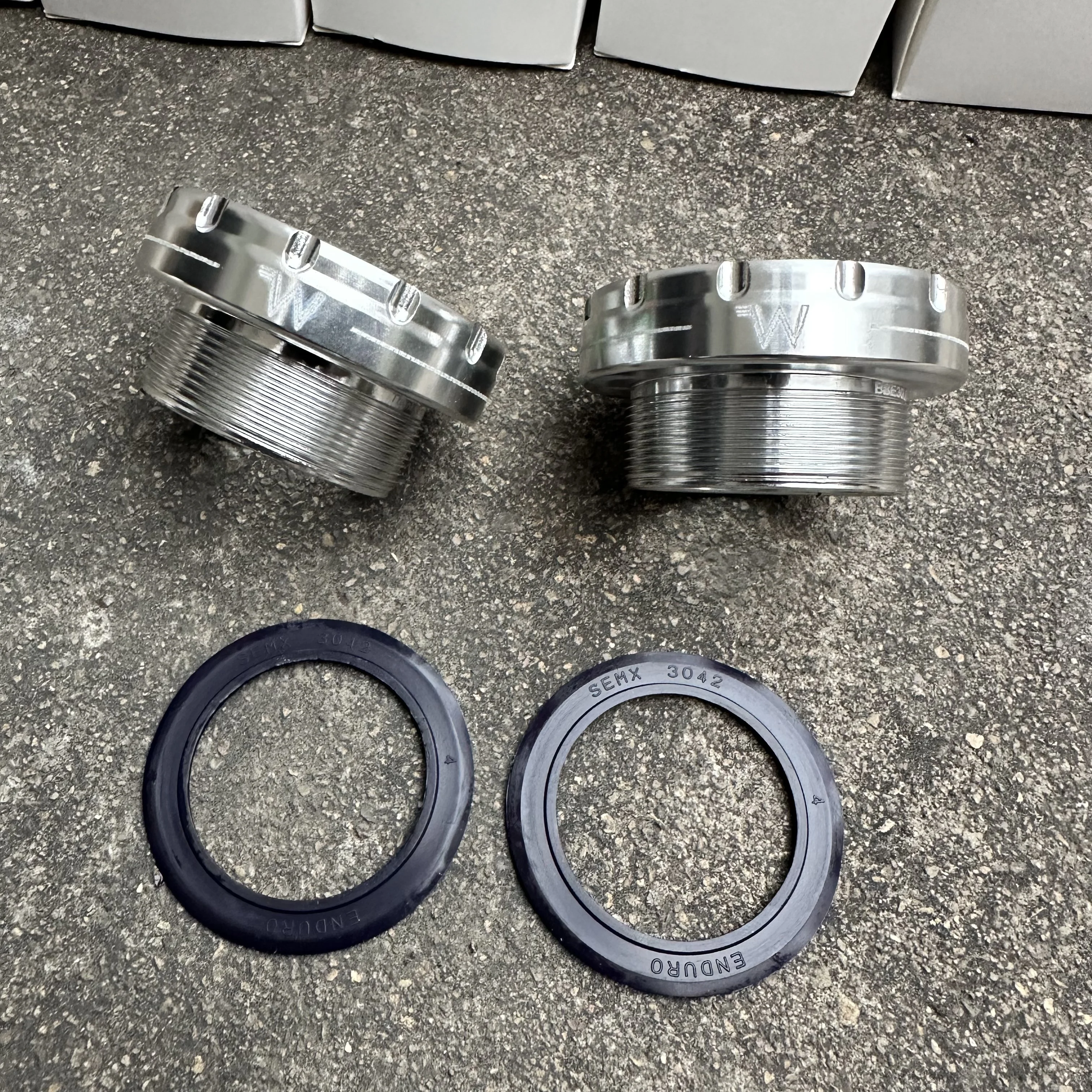 WHITE INDUSTRIES Bicycle Bottom Bracket BSA30 Bottom bracket,Bike Axis BB Crank Set BSA 30mm CNC for BB30 Crank to BSA Frame