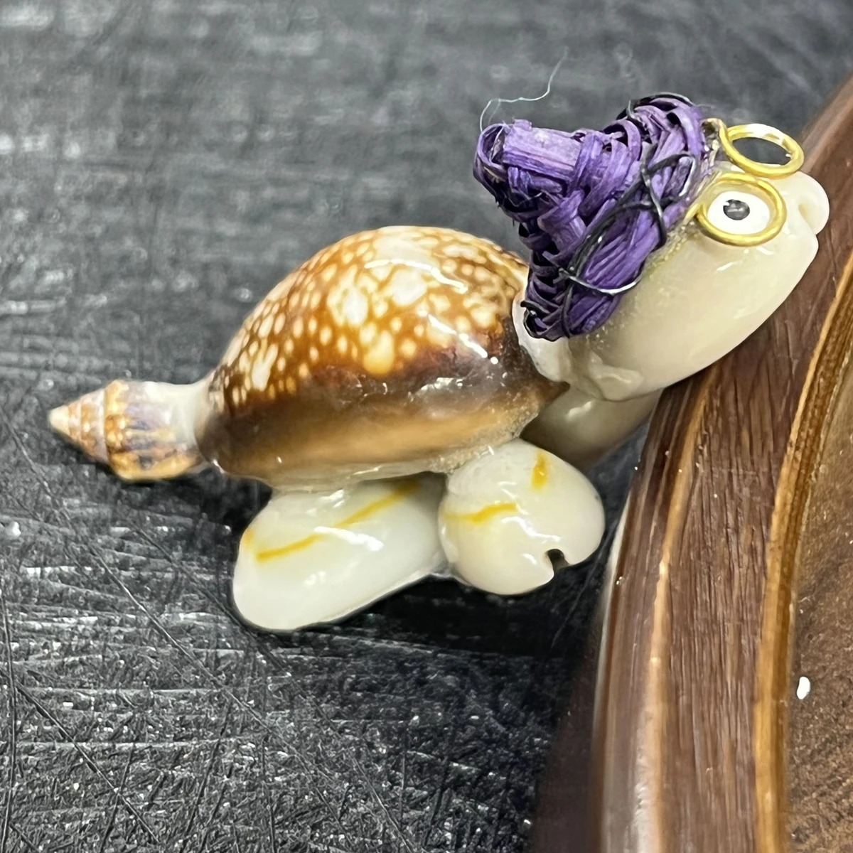 تماثيل سلحفاة ذات قشرة طبيعية 30 × 60 مم - زخارف سلحفاة لطيفة مصنوعة يدويًا مع قبعات ونظارات من القش، محيط - ديكور تحت عنوان #1